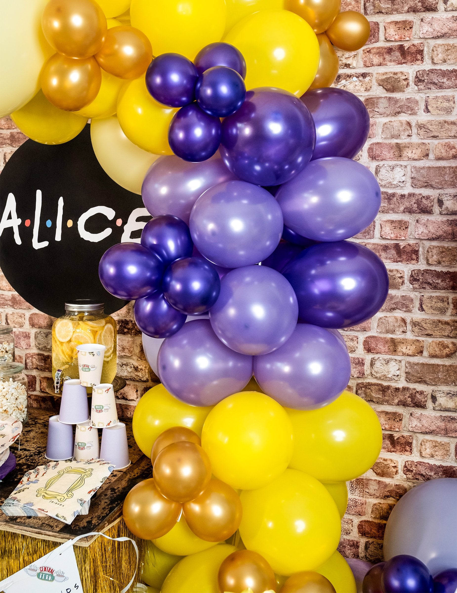 Scenografie pentru decorarea petrecerii cu baloane metalizate violet