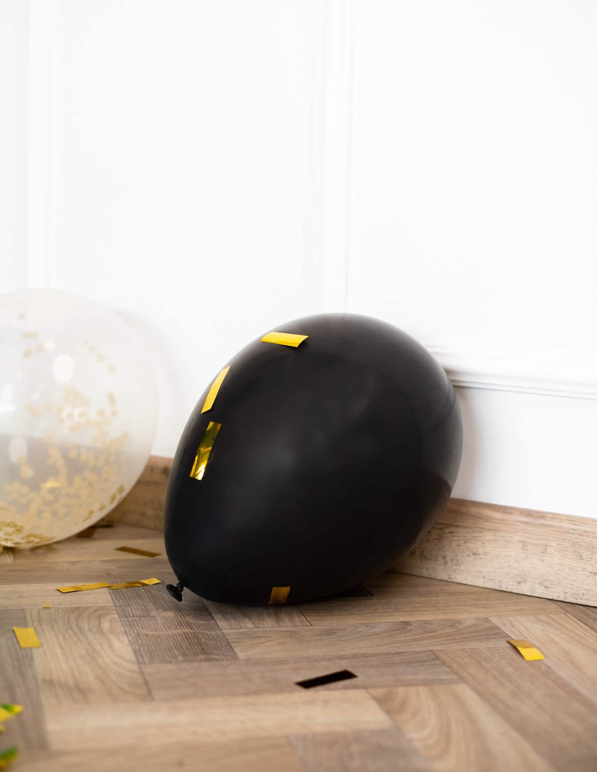 Detaliu al unui balon cu confetti aurii al baloanelor negre pentru petrecere