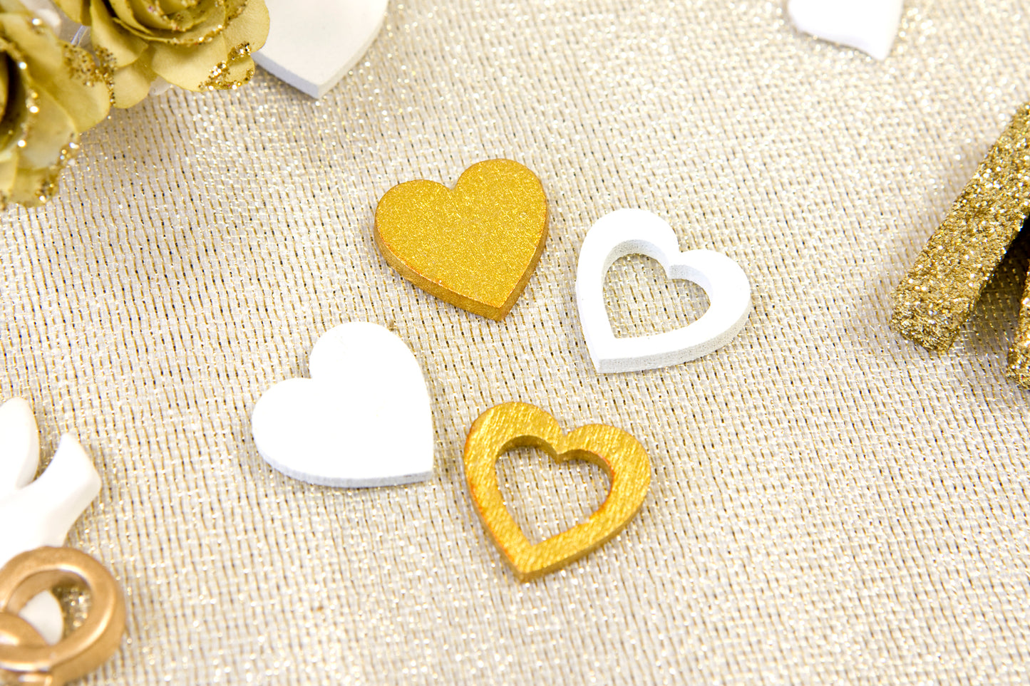 12 piese de confetti din lemn, inimioare albe și aurii, 2 x 2 cm ajurat și solid