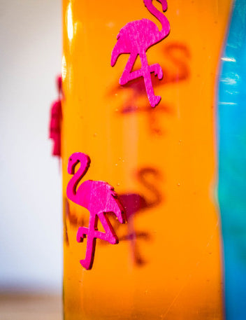 Gros plan sur les détails de la décoration de flamants roses pour fête exotique en bois rose