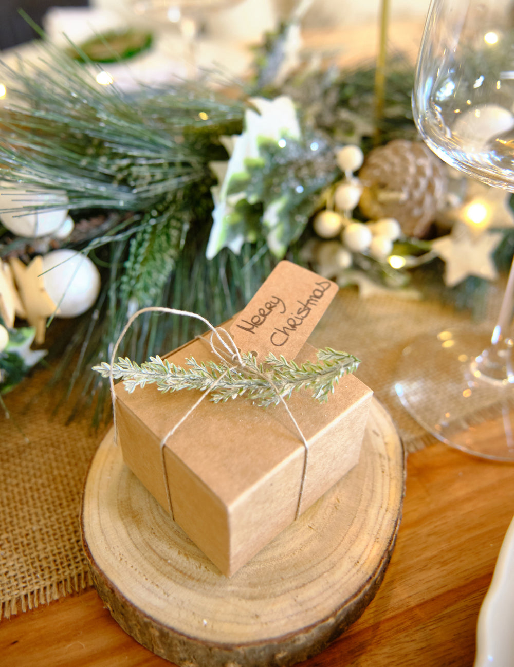 Mise en situation sur une boîte cadeau du marque-place style rustique kraft avec cordon