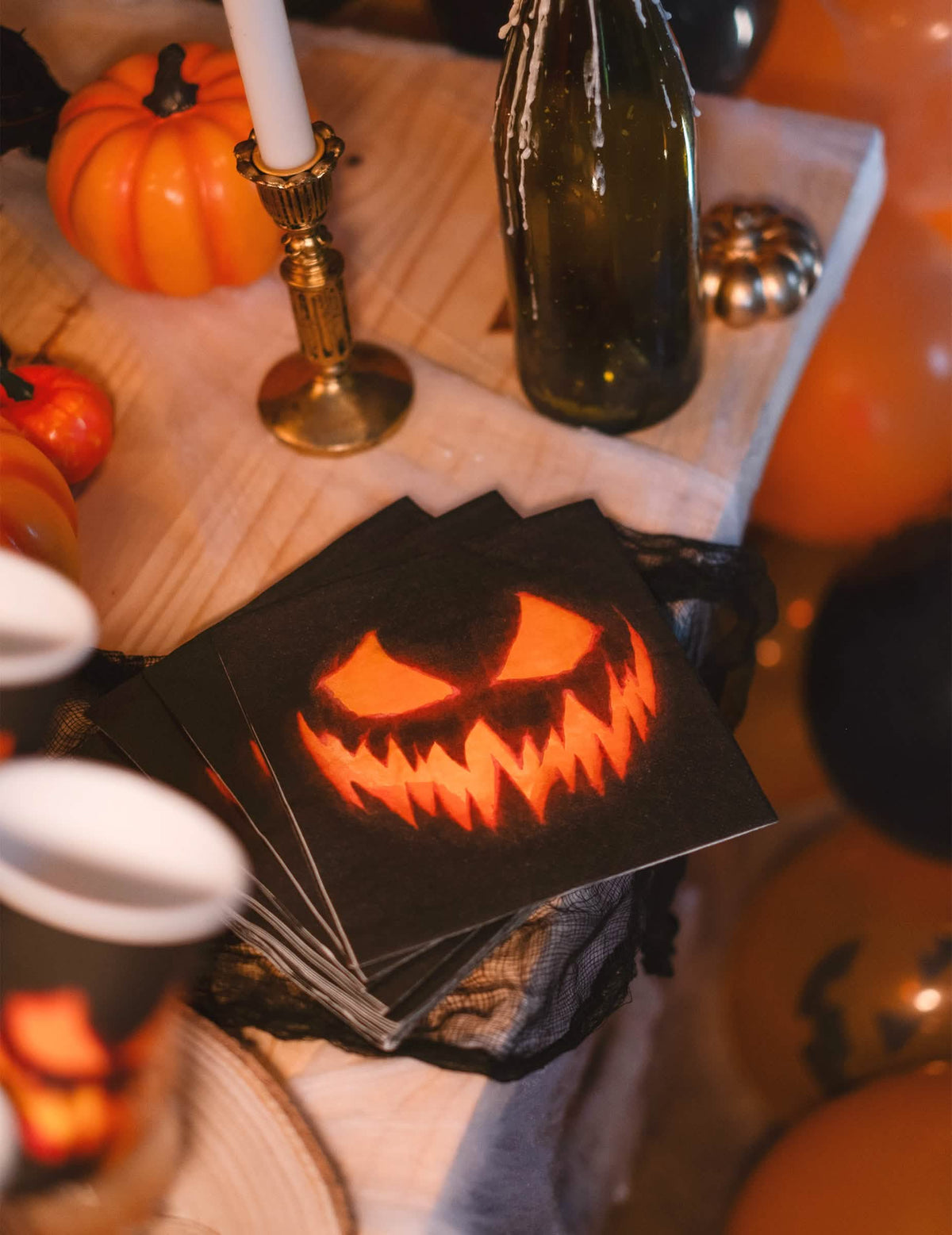 Decor de halloween cu șervețele de hârtie dovleac înfricoșător