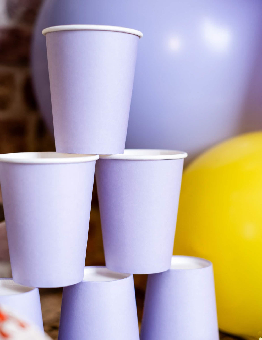 Piramidă de pahare din carton lavandă pentru petrecere