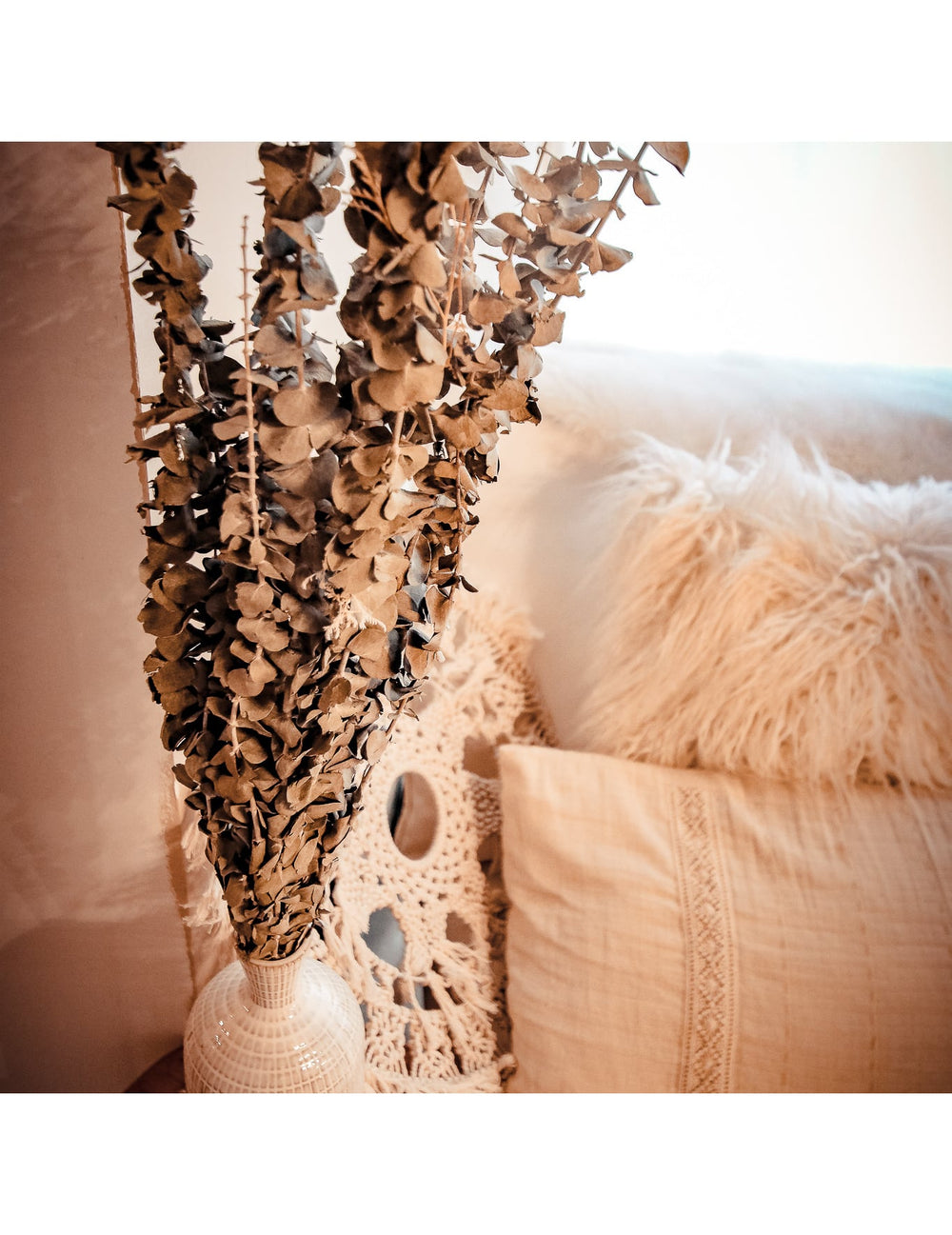 Zoom sur le bouquet dans un vase de l'eucalyptus séché décoration mariage