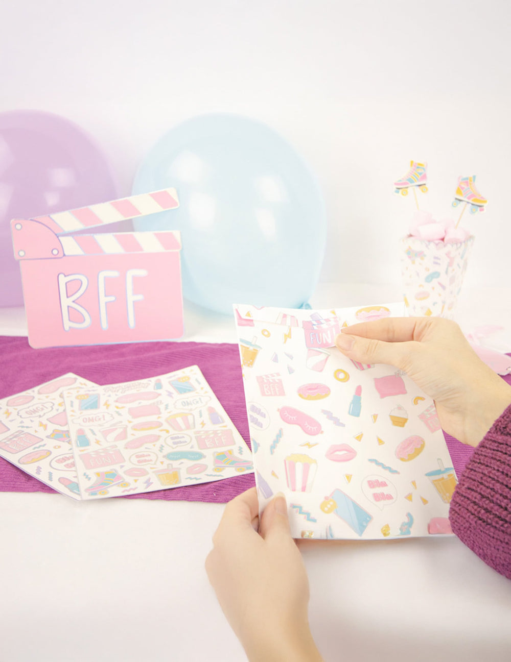 Mise en situation d'une planche des stickers pyjama party