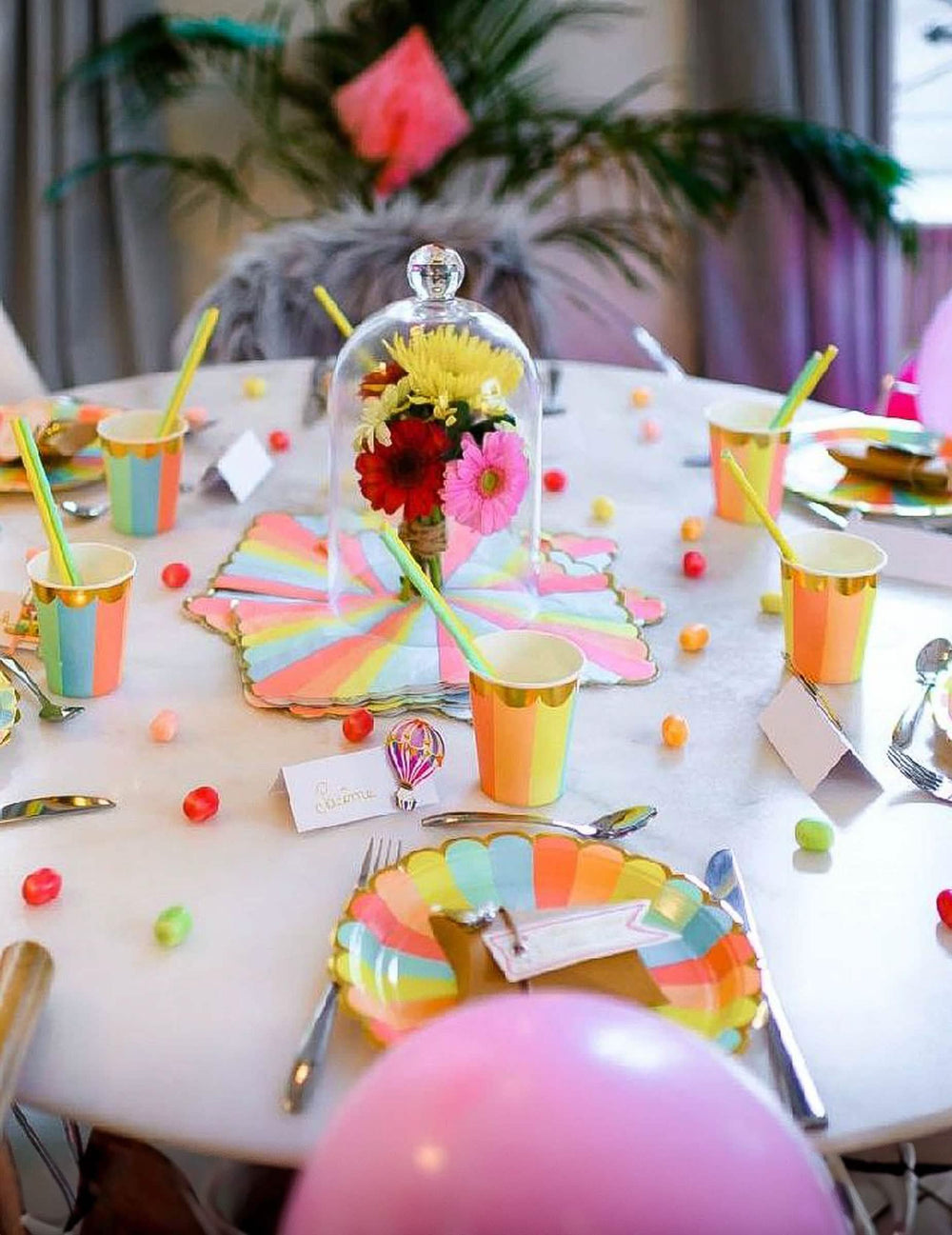 Detaliu al decorațiunilor de masă pentru șervețele de hârtie festonate Berlingot pentru petrecere pastel și aurire