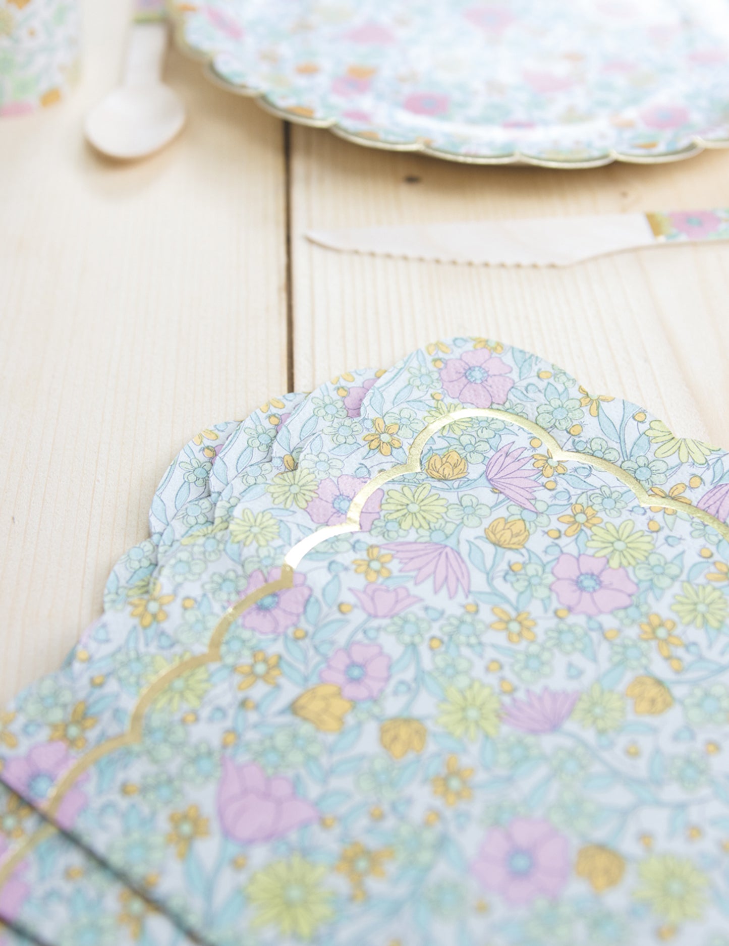 16 șervețele de hârtie aurii cu model Shabby Chic, 33 x 33 cm cm cu flori