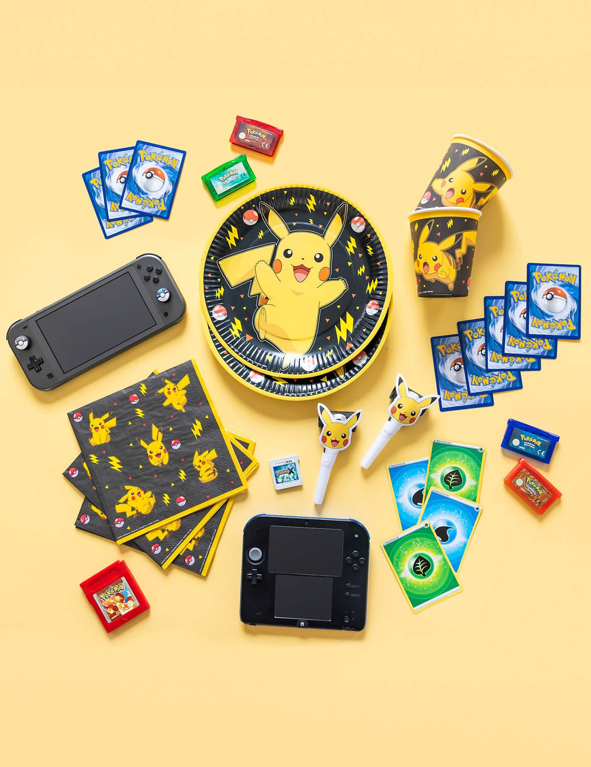 Vue de dessus avec consoles et accessoires des serviettes en papier Pokémon Pikachu