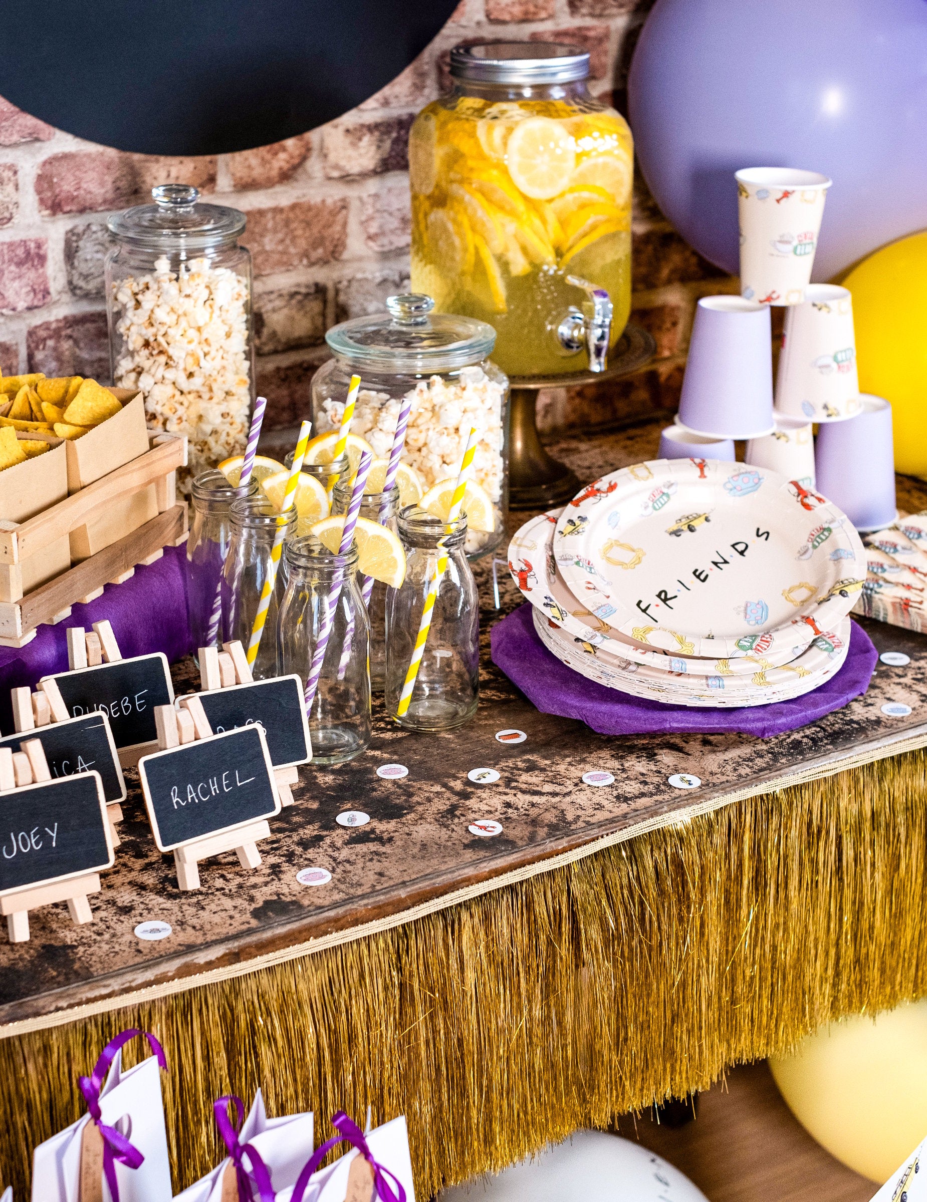 Mise en situation sur une table de fête des Confettis Friends