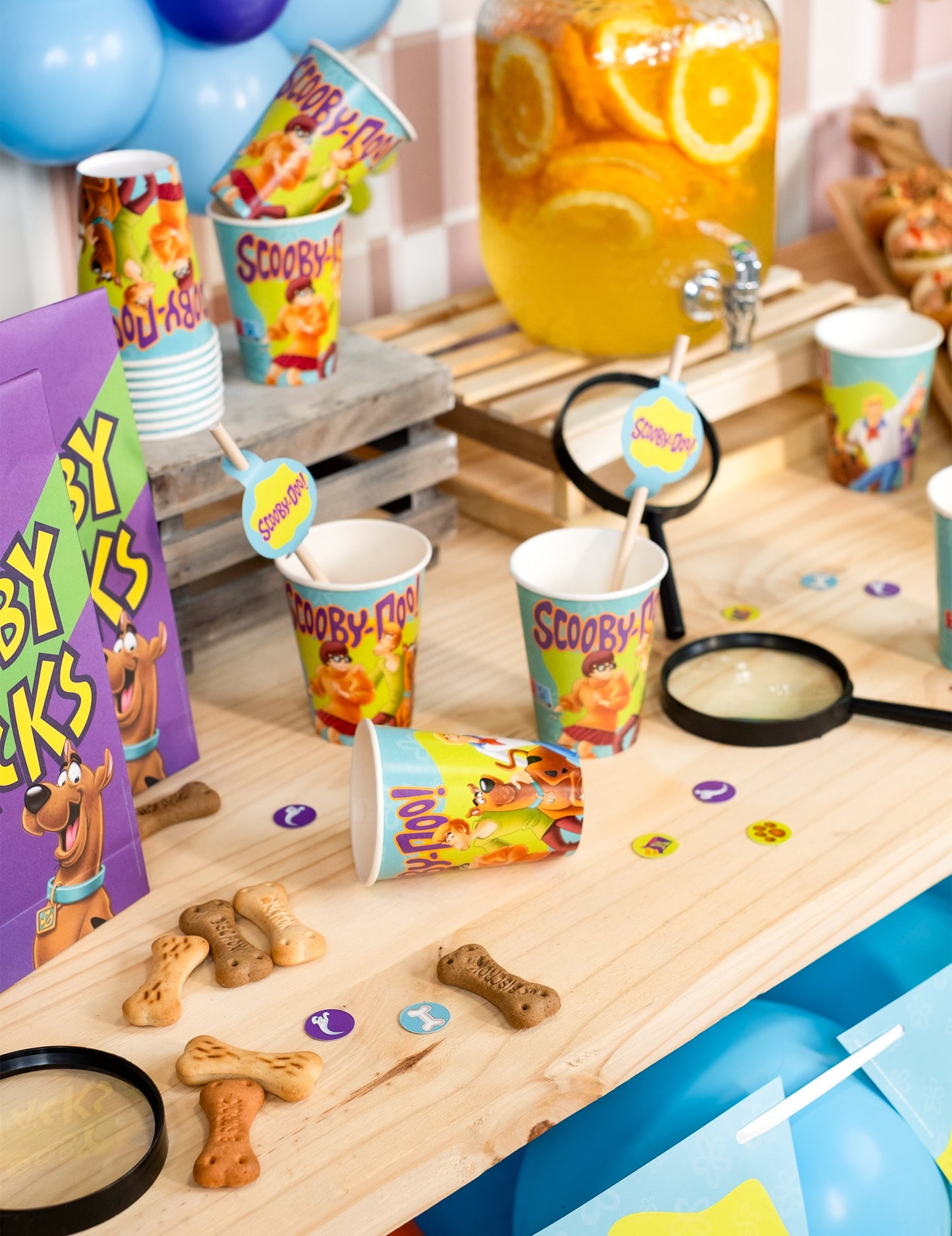 Mise en situation sur une table de fête des confettis Scooby-Doo pour fête