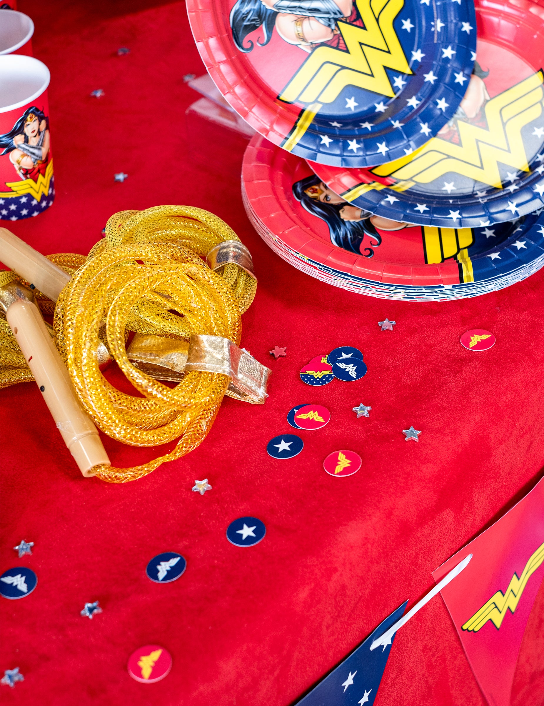 Mise en situation de décoration de table des Confettis Wonder Woman™