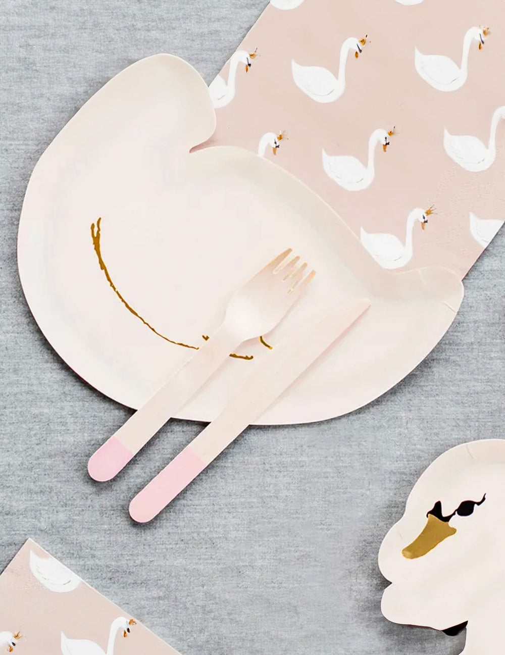 Détail du couteau et de la fourchette des couverts en bois naturels rose pâle