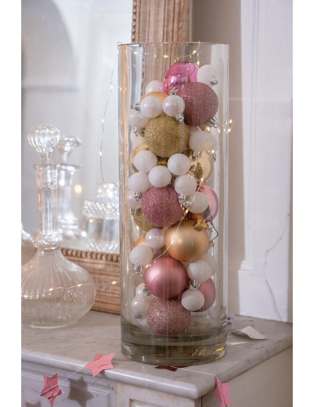 Mise en situation dans un vase du lot de 18 mini boules de Noël blanches pailletées et mates