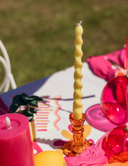 2 lumânări tip candelă răsucite galbene 25 cm