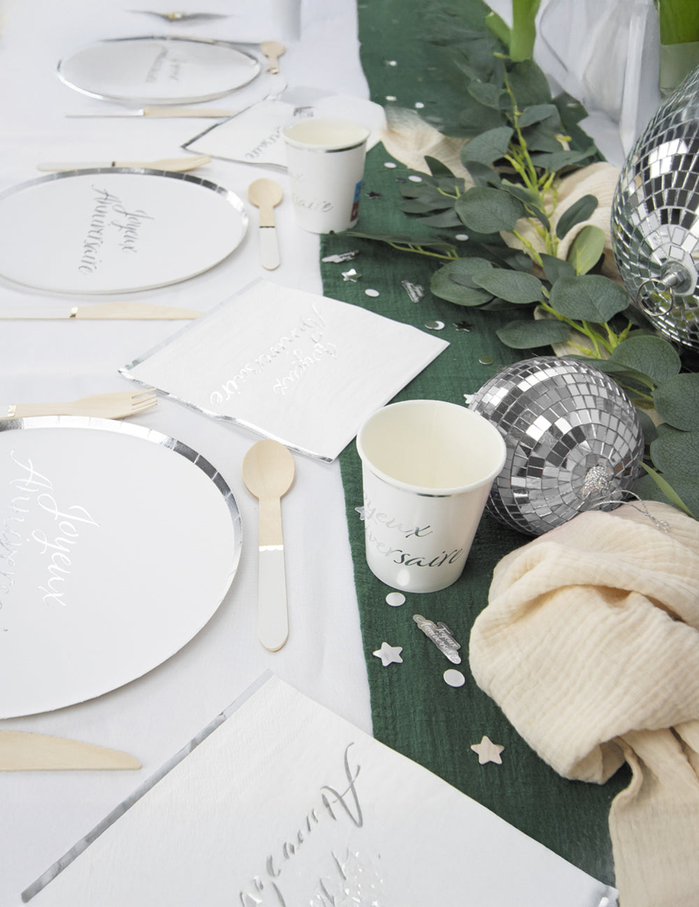 Mise en situation sur une table des boules disco pour fête rose gold