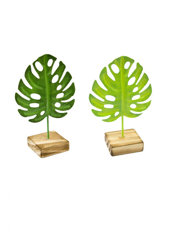 Gros plan de la feuille tropicale en métal sur socle en bois