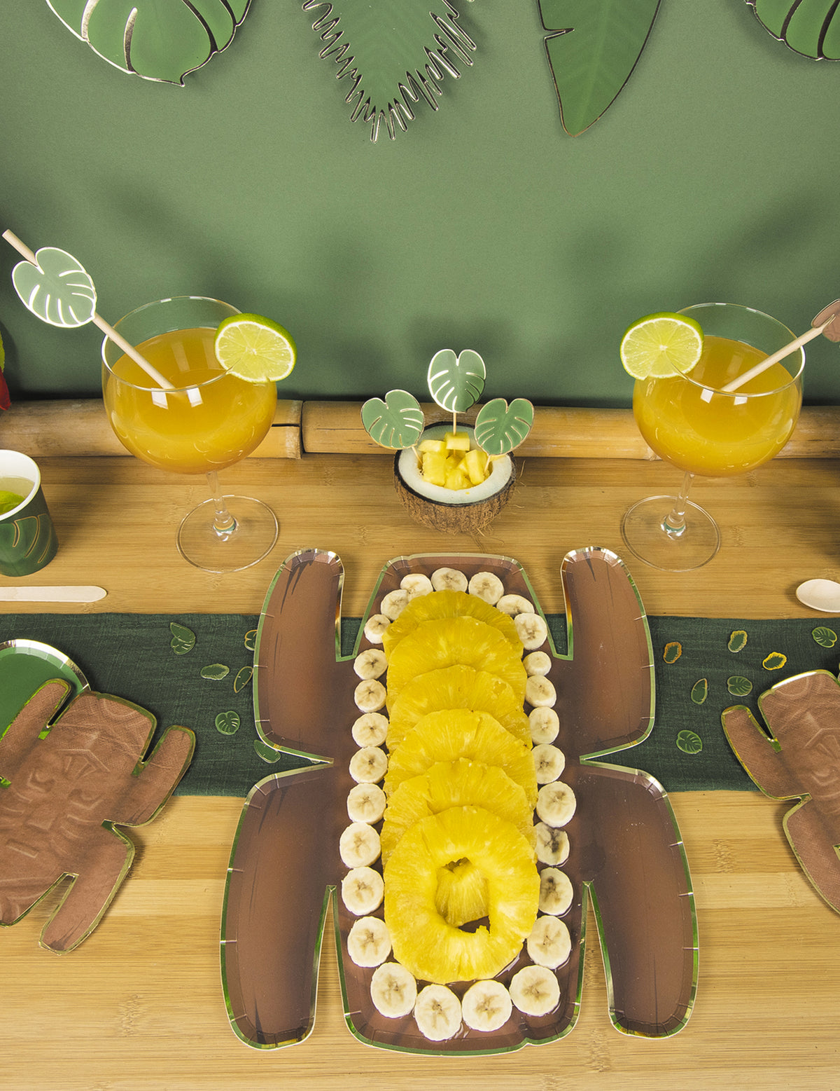 Vue de dessus des plateaux totem aventurier garnis de fruits