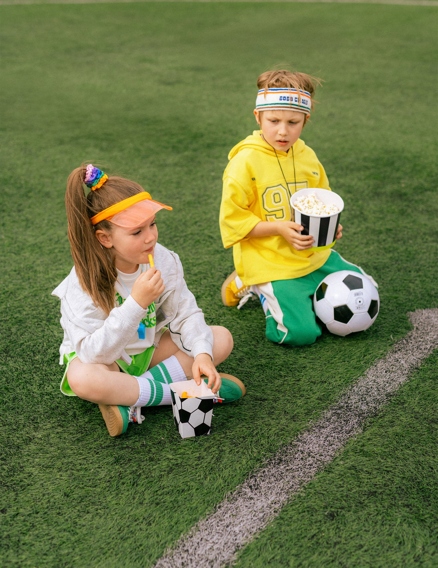 2 recipiente din carton cu dungi albe și negre pentru gustări 14 cm