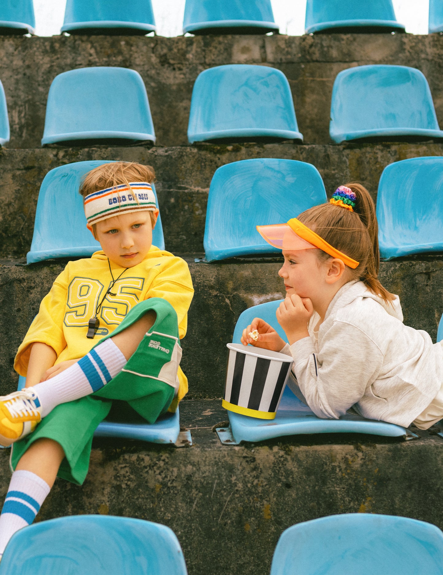 2 recipiente din carton cu dungi albe și negre pentru gustări 14 cm