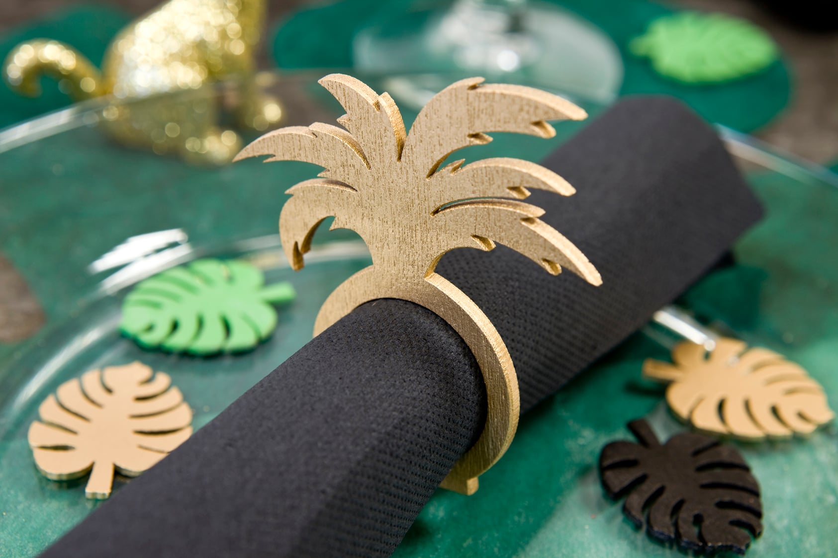 Mise en situation du rond de serviette palmier thème tropical chic doré en bois