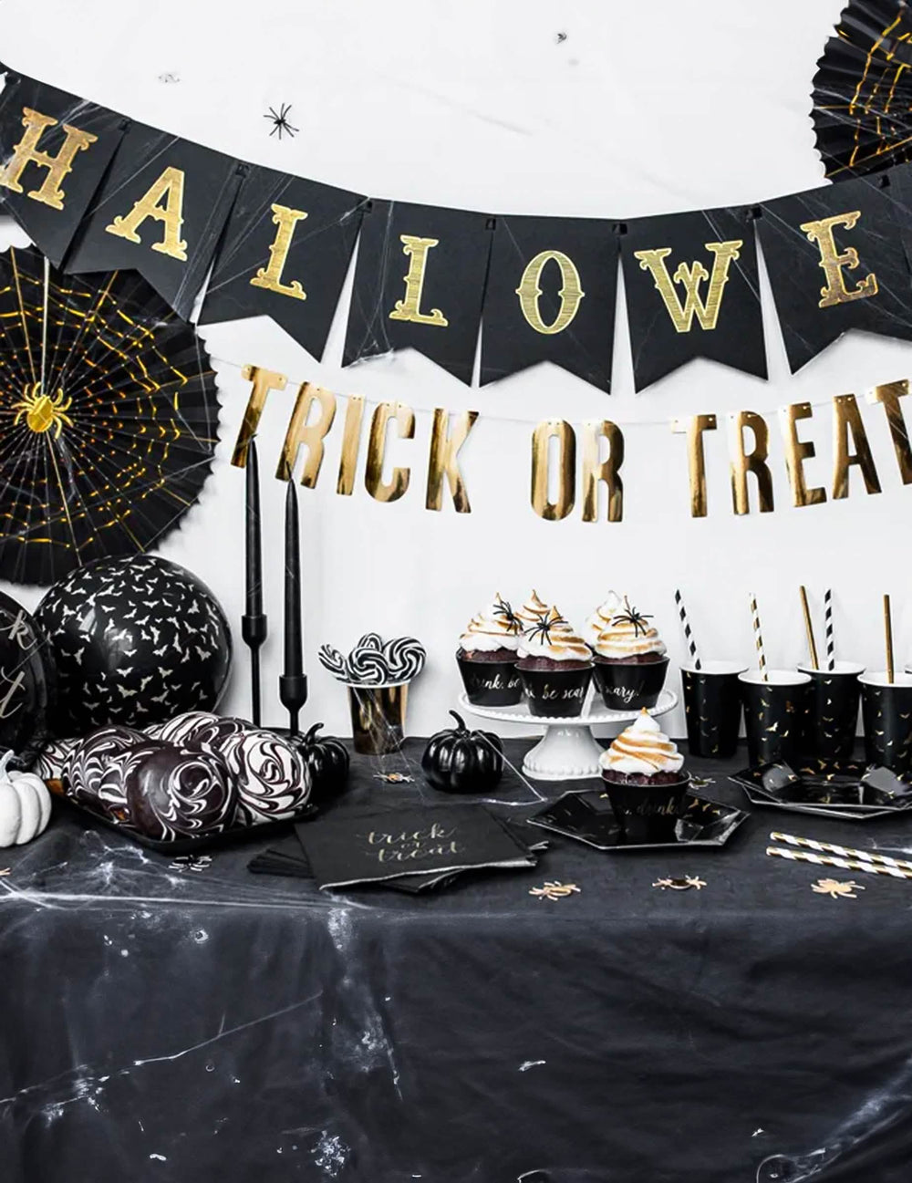 Mise en scène de fête des rosaces décoratives en papier araignée pour halloween