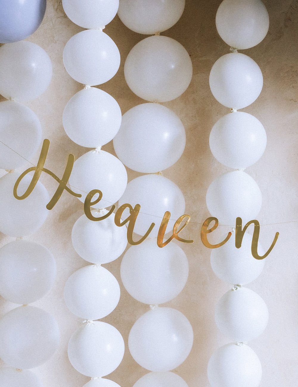 Détail de la guirlande Heaven du ballons à relier pour fête blanc