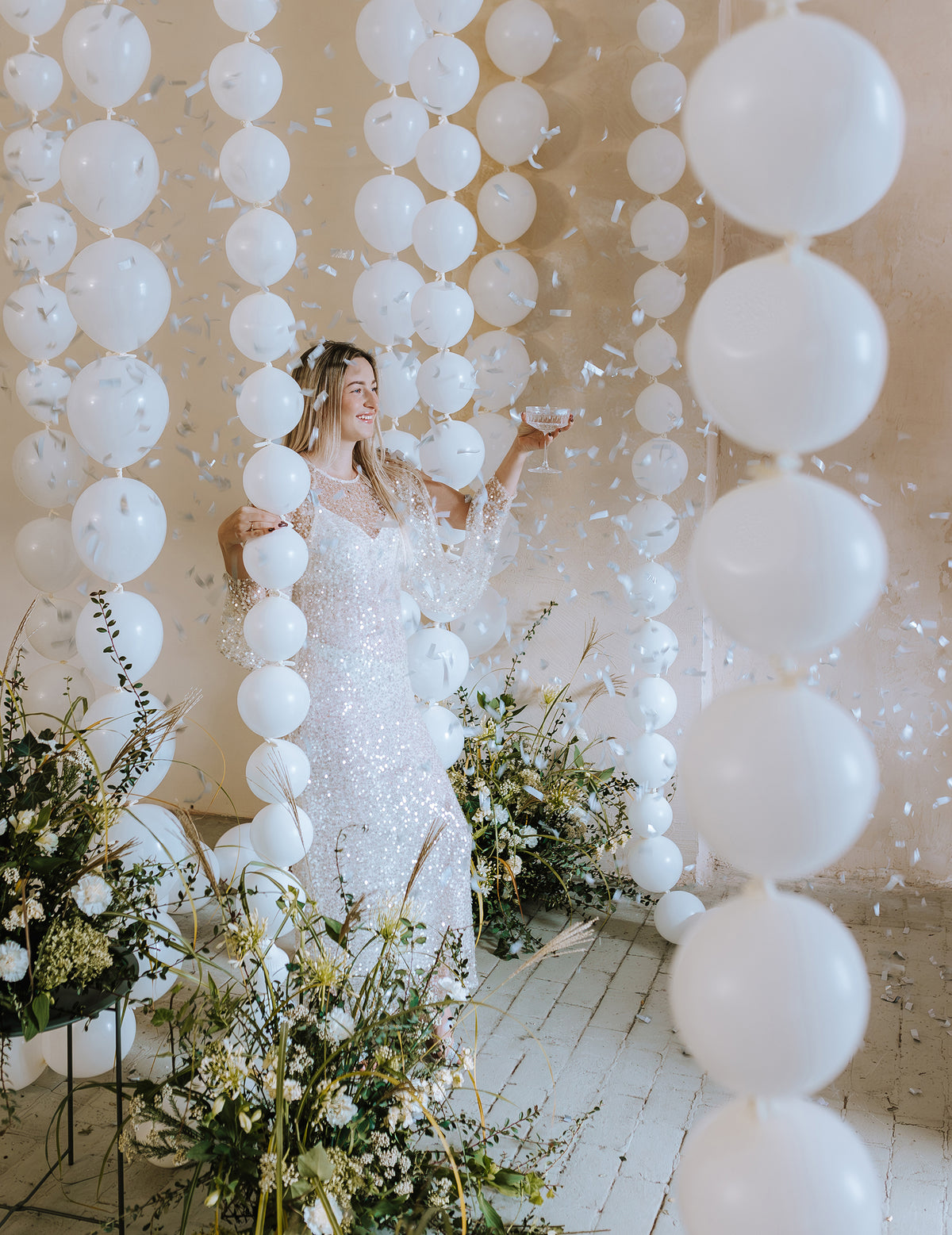 Mise en scène d'ambiance festive du ballons à relier pour fête blanc