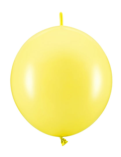 Gros plan sur un ballon des ballons à relier pour fête jaune pastel