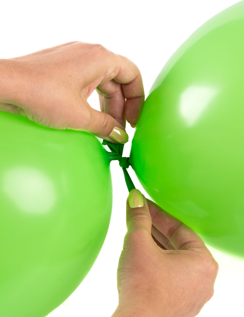 Démonstration du système d'attache du ballons à relier pour décoration de fête vert clair
