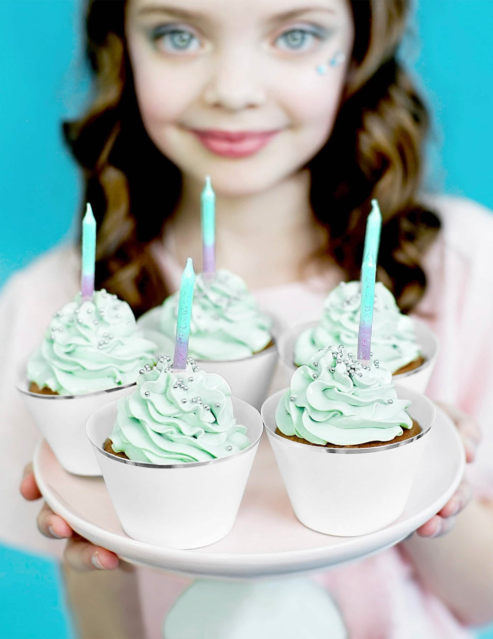 Aranjare pe cupcakes a lumânări de aniversare iridescente