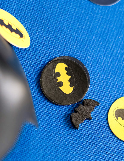Gros plan sur les différents motifs des 20 confettis de table chauve-souris Halloween noir