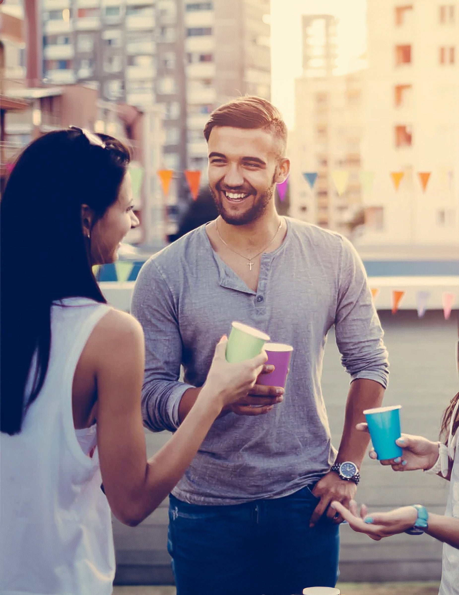 Ambiance festive avec les gobelets américains en carton recyclable orange