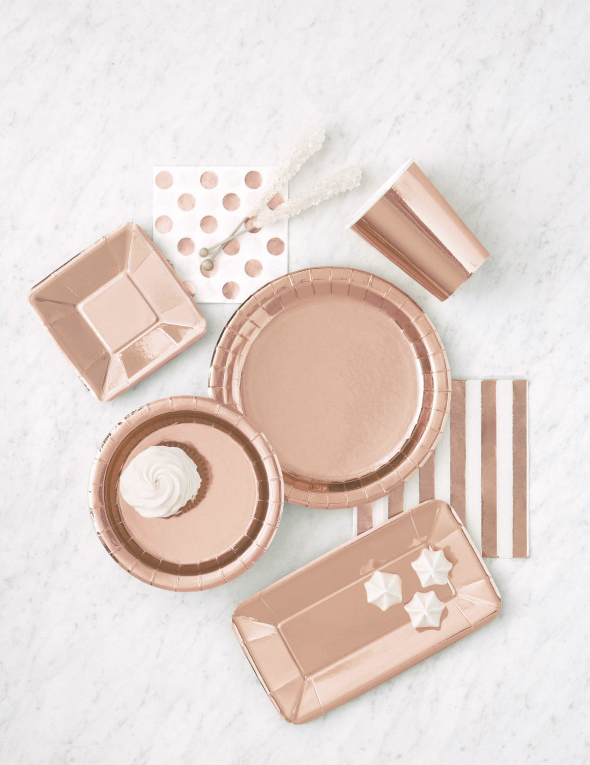 Vue d'ensemble de la collection des assiettes en carton rose gold pour fête