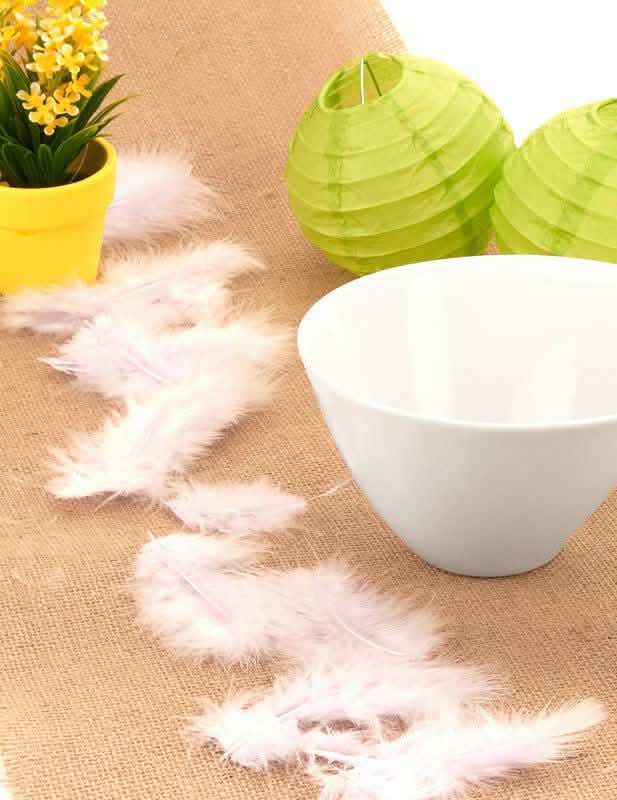 Aranjare pe o masă cu pene decorative lila pentru petrecere, liliac pastelat