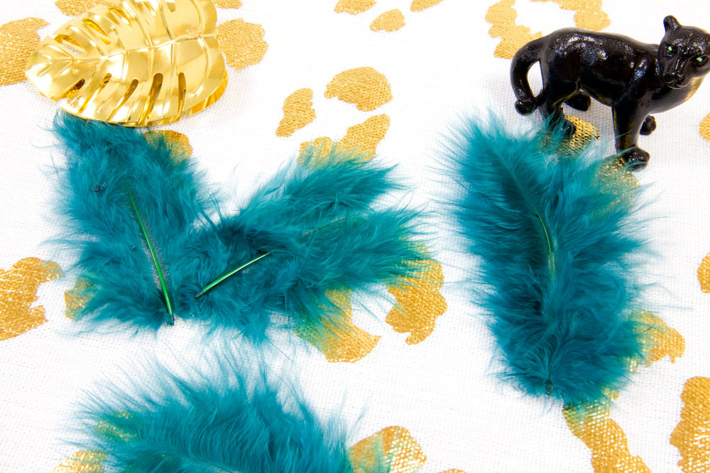 Mise en scène des 20 plumes de décoration chic et légères turquoise
