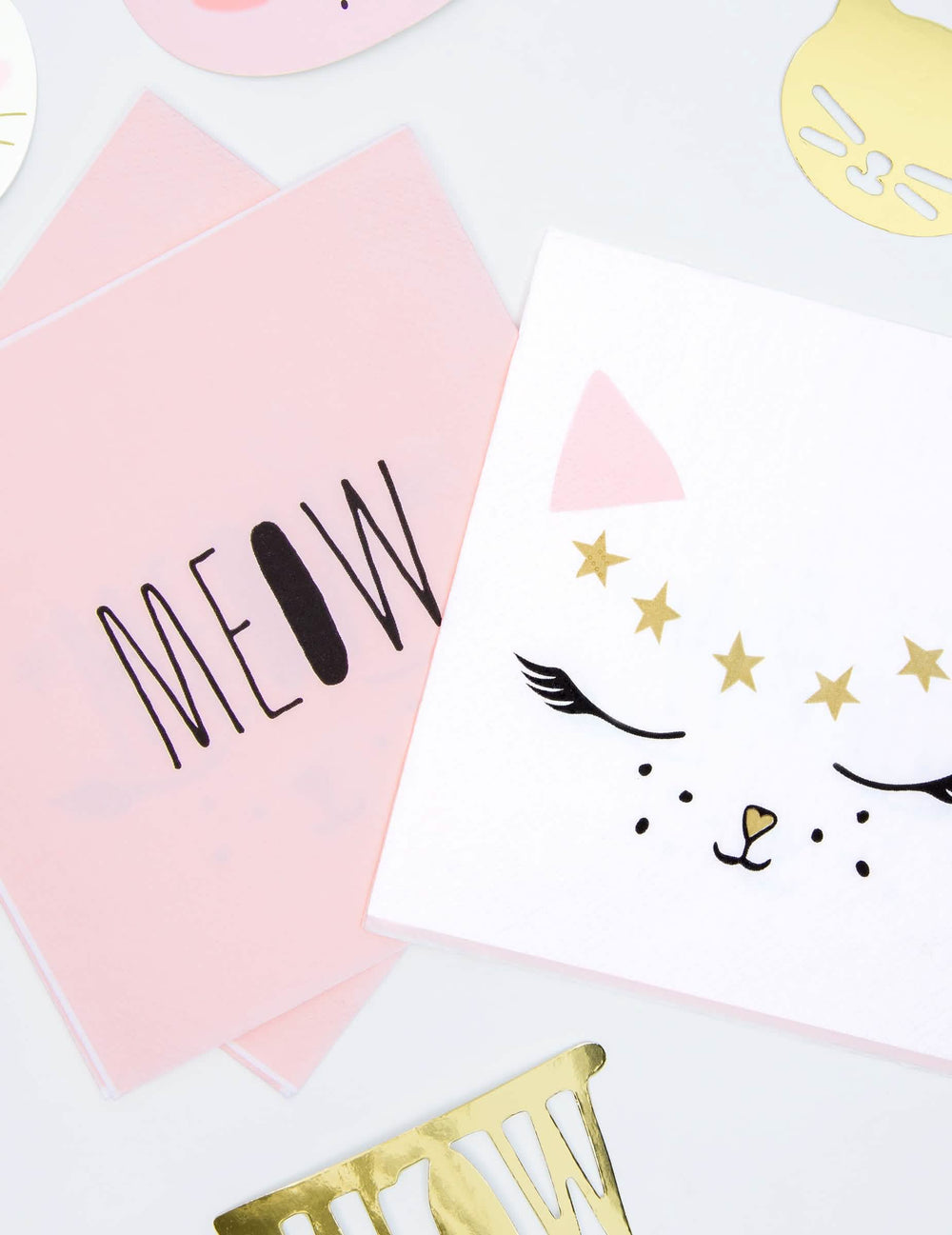 șervețele de hârtie cățeluș alb și roz cu detalii aurii