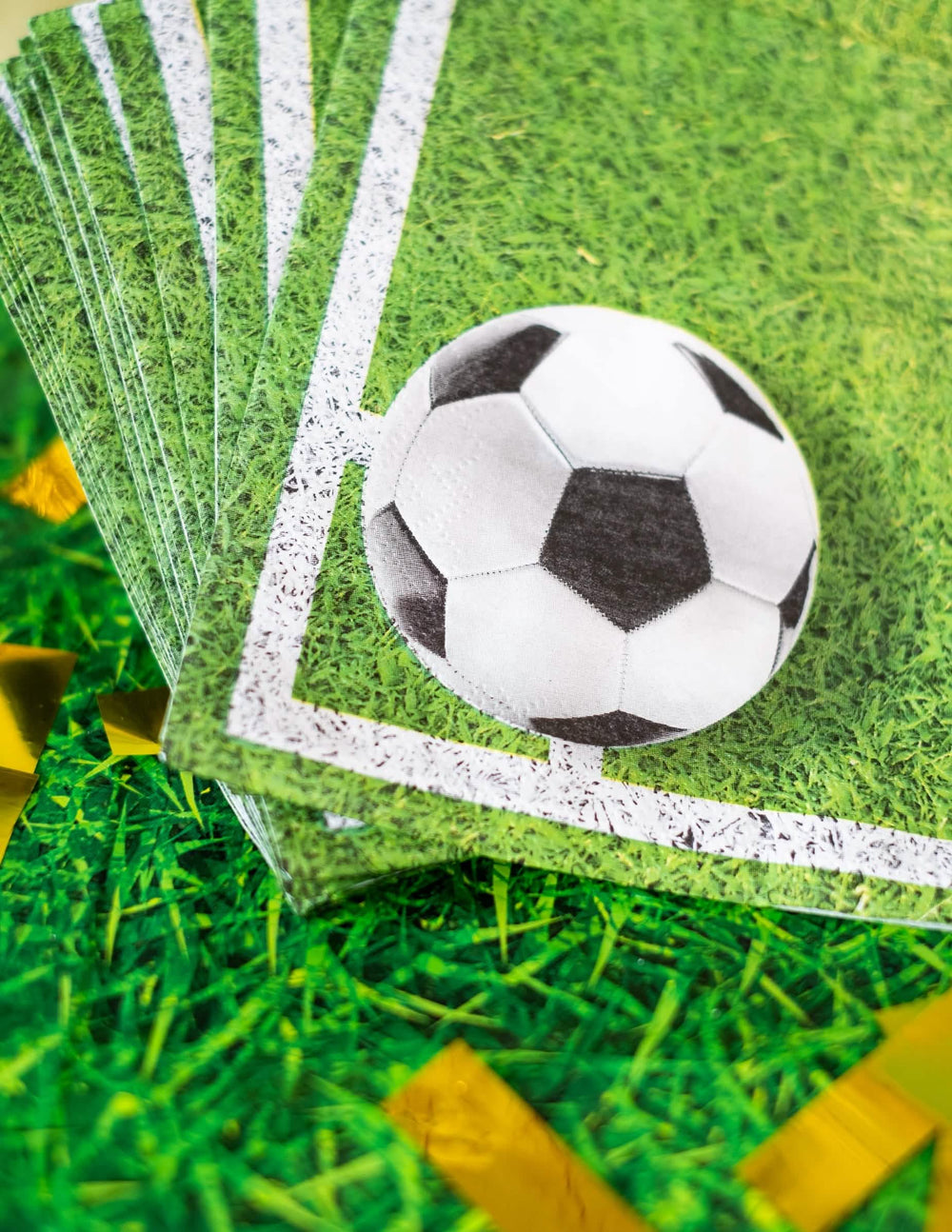 Prim-plan pe modelul cu minge și gazon al șervețelelor de hârtie pentru petrecerea de fotbal