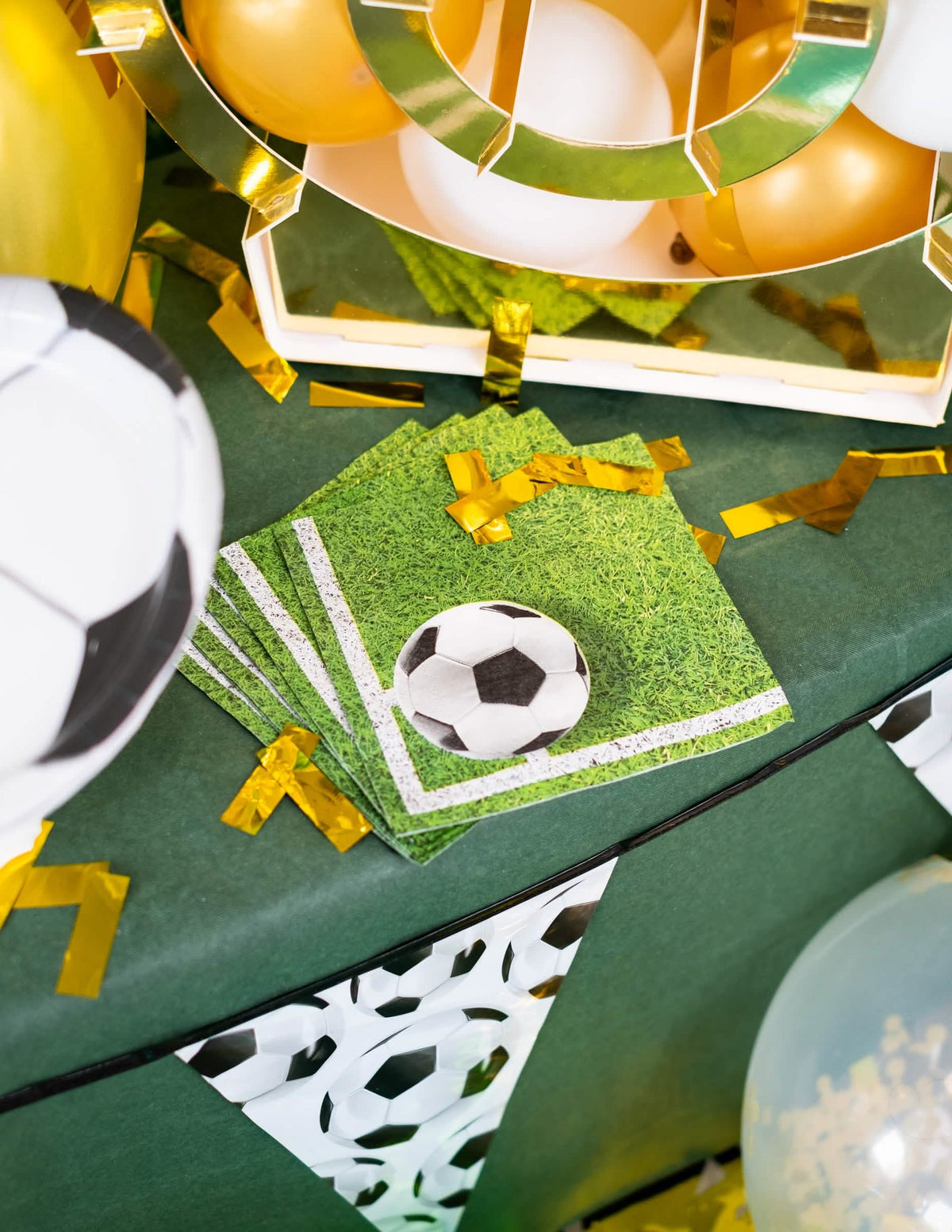 Prezentare pe o masă de petrecere a unor șervețele de hârtie cu fotbal pentru petrecere