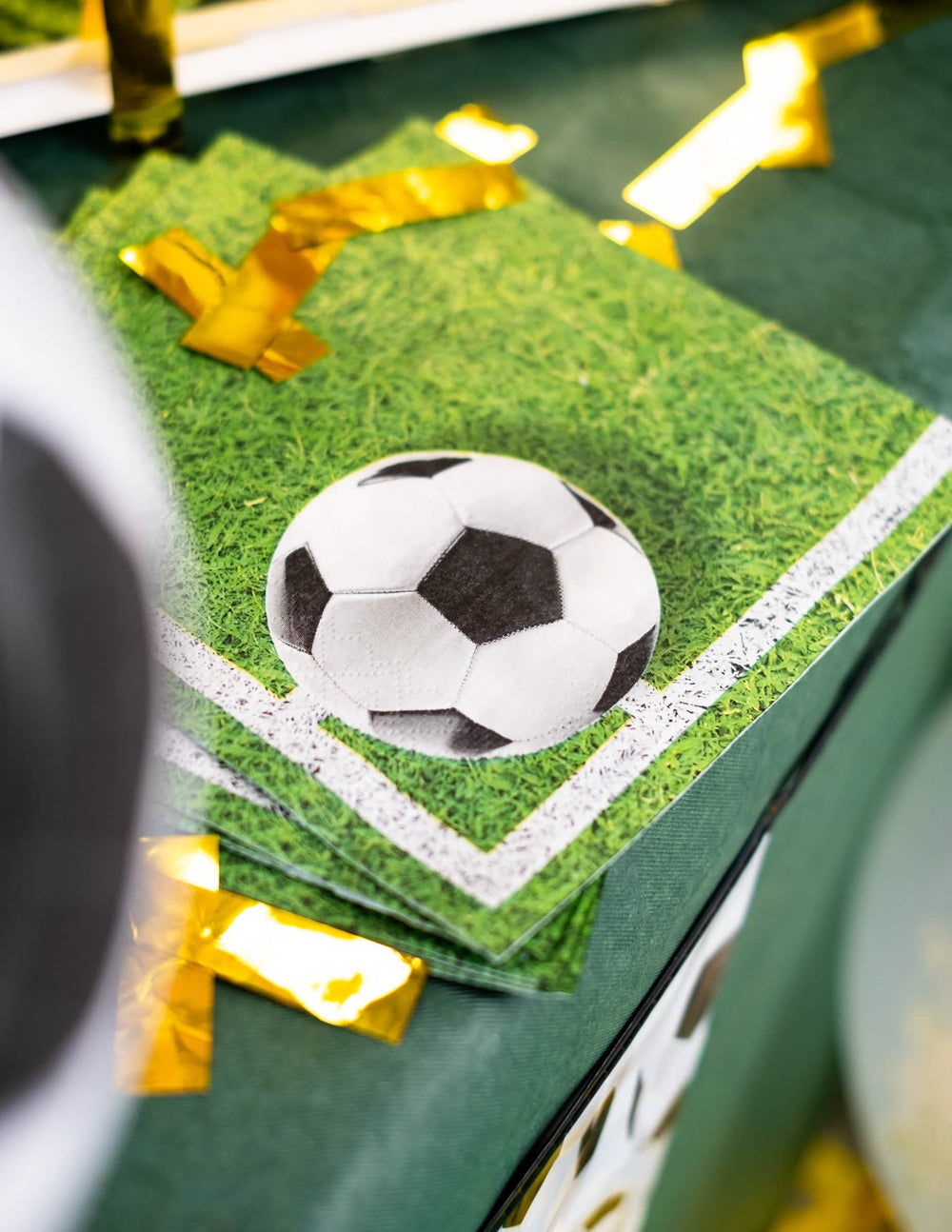 Zoom pe motivul cu balon al șervețelelor de hârtie pentru petrecere de fotbal