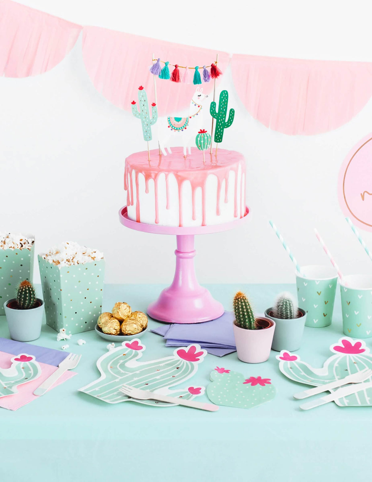 Aranjament pe o masă de petrecere cu șervețele de hârtie cactus mentă și fuchsia