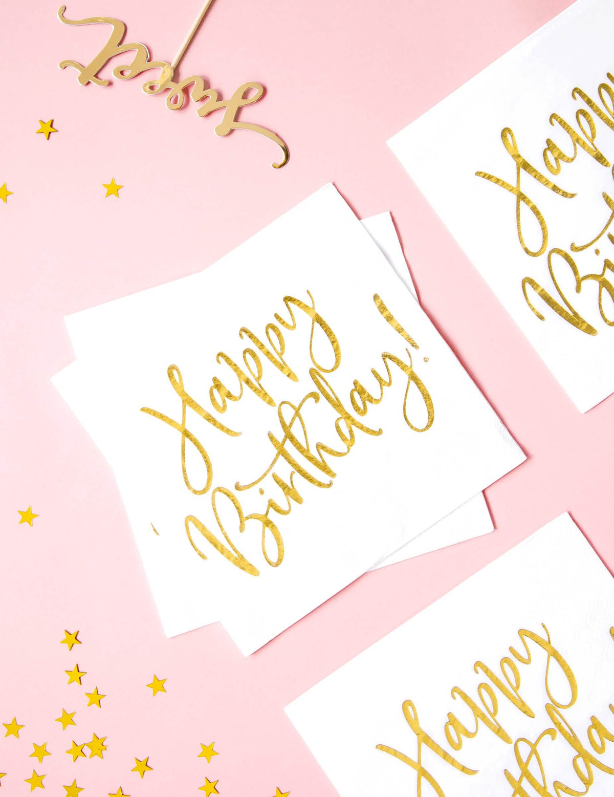 Mise în scenă a șervețelelor de hârtie Happy Birthday pentru aniversare