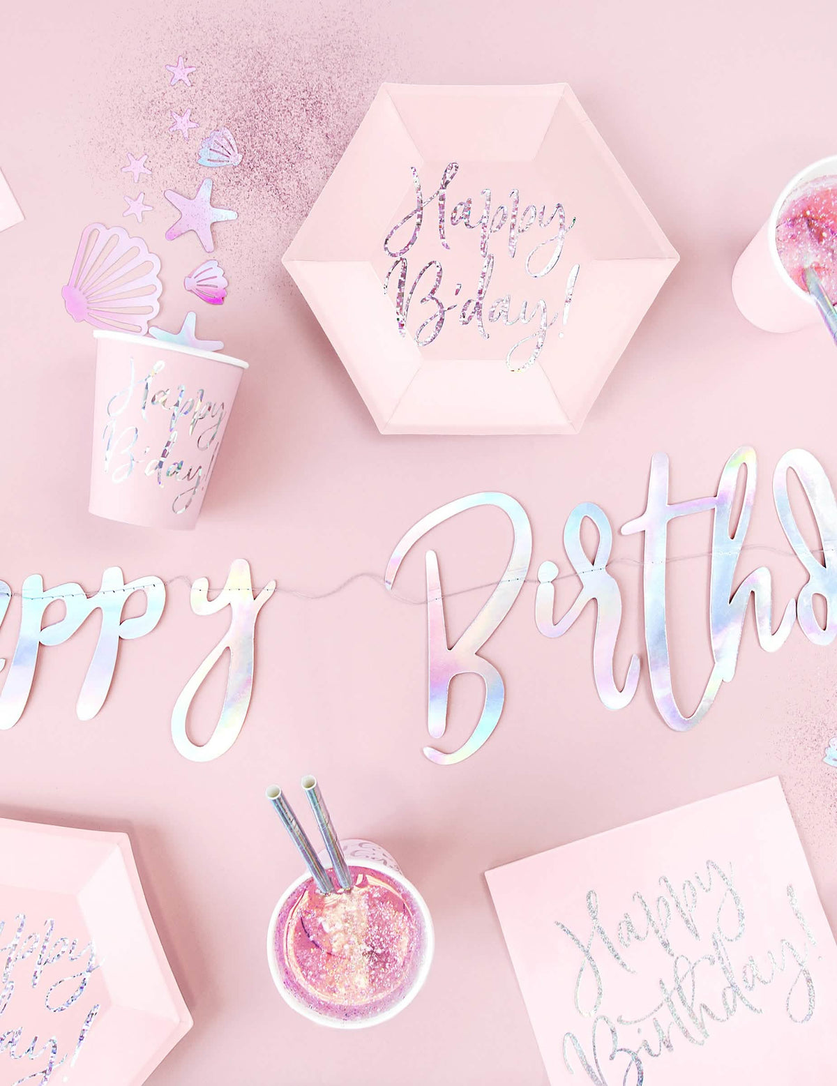 Punerea în scenă a decorațiunilor de masă ale șervețelelor de hârtie Happy Birthday