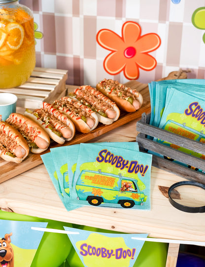 Mise en situation avec buffet de hot dogs des serviettes en papier Scooby-Doo