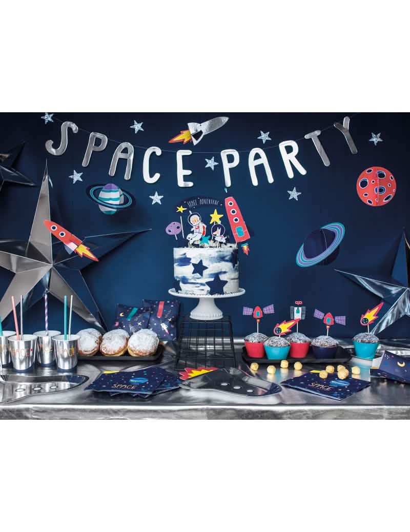 Aranjare pe o masă de petrecere a șervețelelor de hârtie Space Adventure