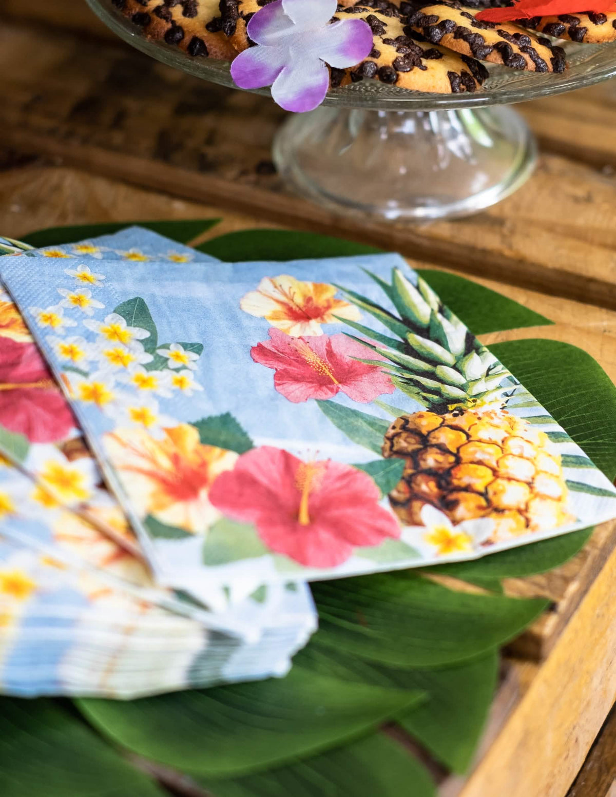 Detaliu al motivelor tropicale ale șervețelelor Hawaii party