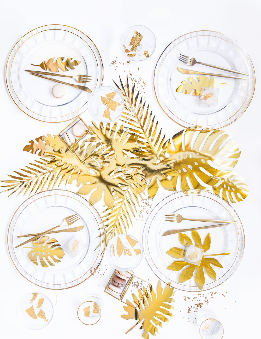 Mise en scène de table des feuilles tropicales en papier pour décoration