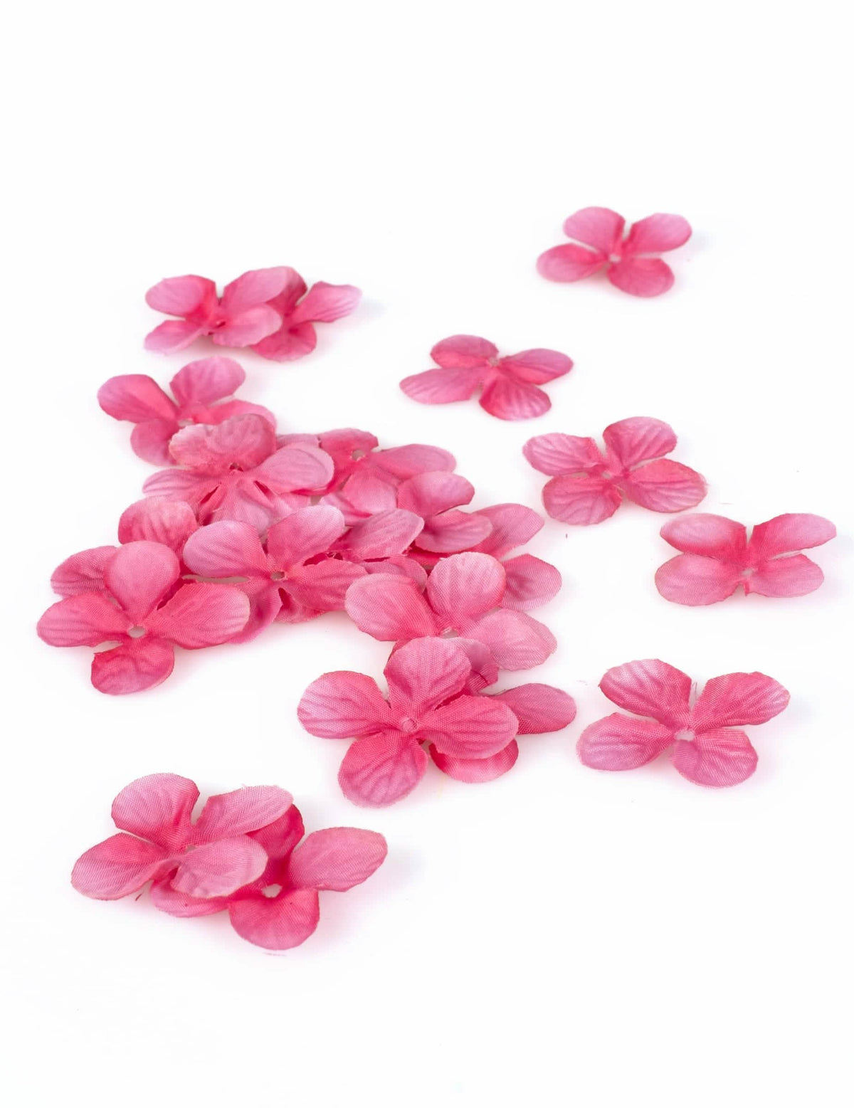 Detaliu al decorațiunilor de masă petale de flori fucsia din material textil