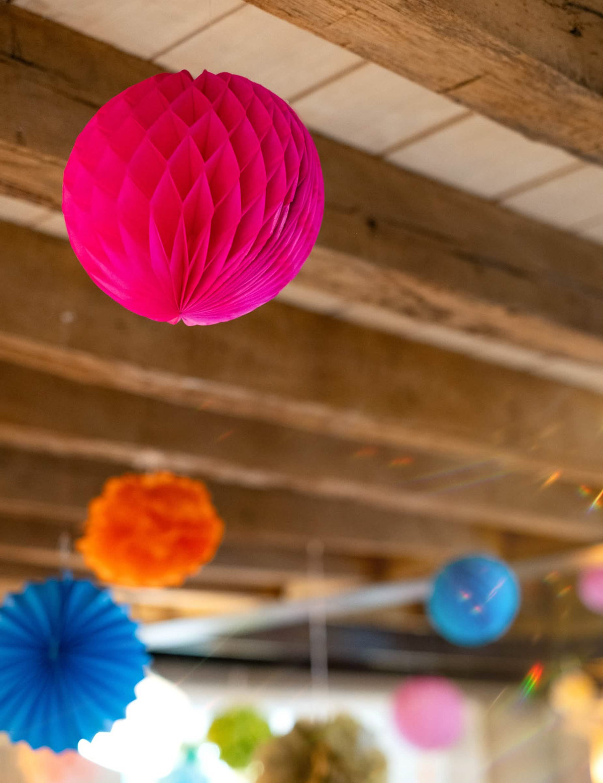 Montaj pe tavan al bilelor din hârtie tip fagure, de agățat, pentru decor roz fuchsia