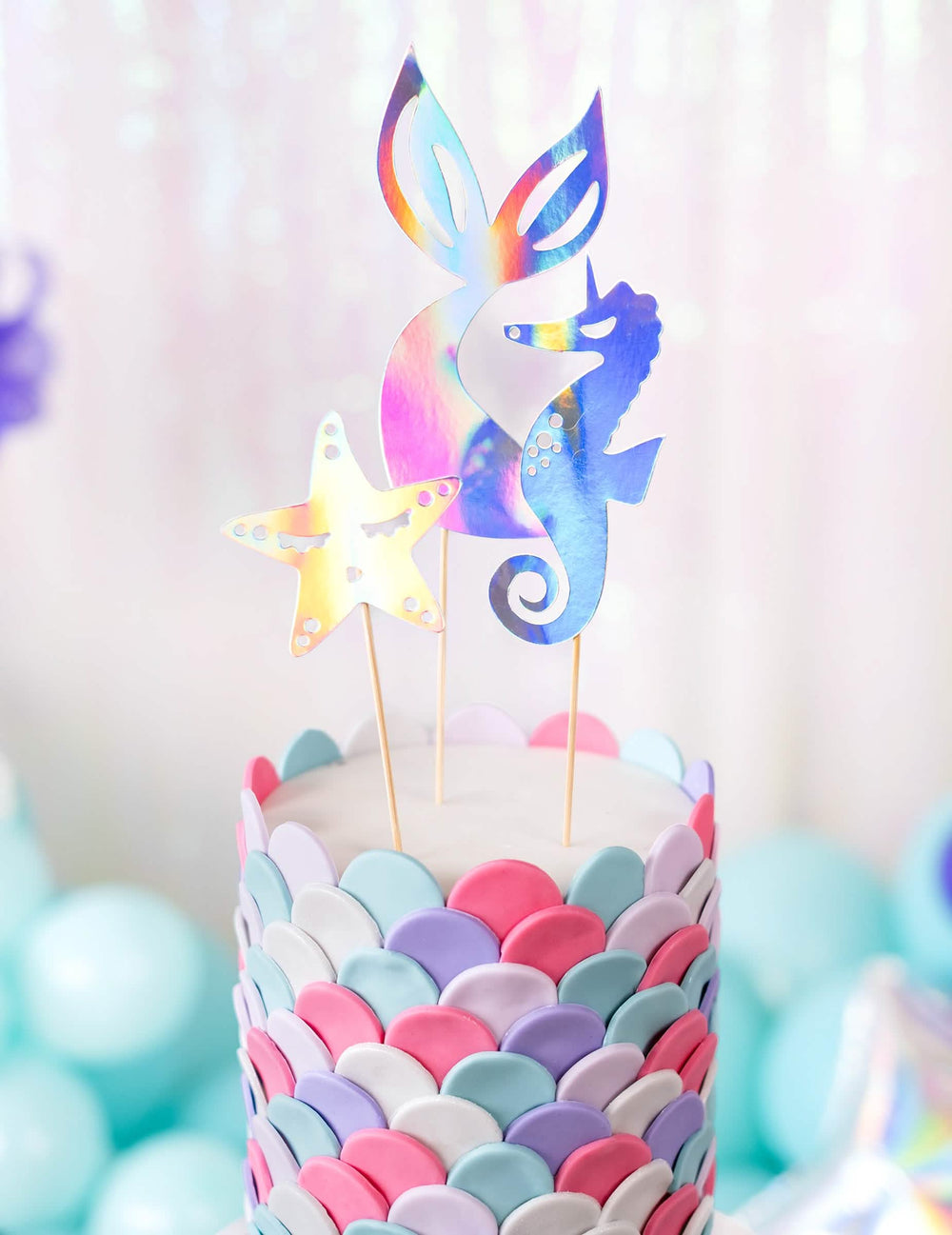 Gros plan sur la queue, l'étoile et l'hippocampe du cake toppers sirène