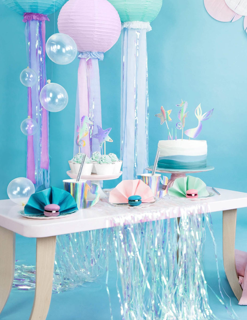 Vue d'ensemble de la table de fête du cake toppers sirène